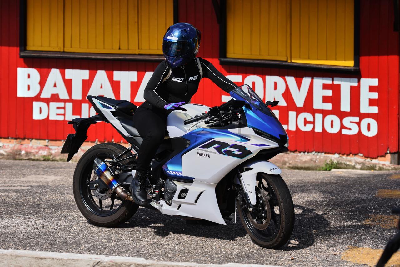 Motociclista em uma Yamaha R3 esportiva branca e azul