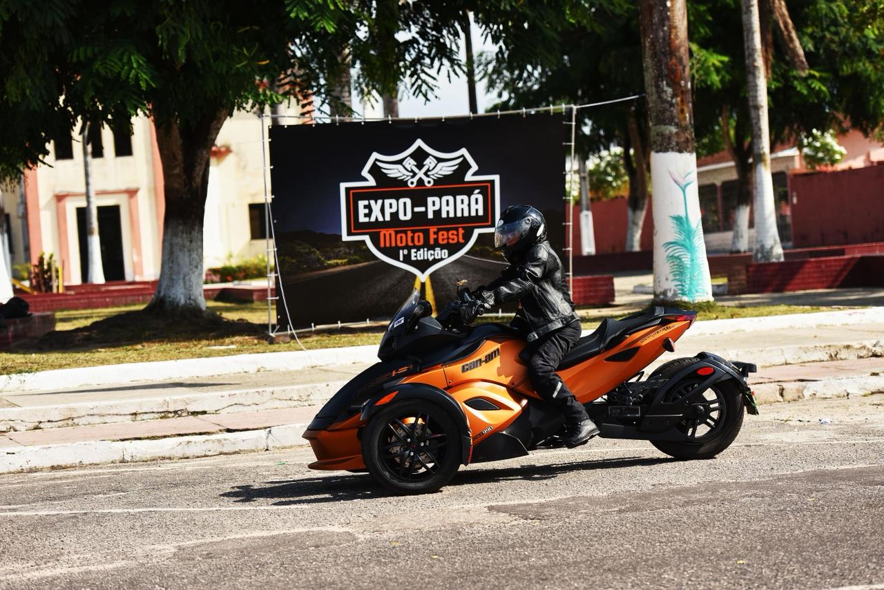 Triciclo Can-Am laranja passando pelo banner do Expo-Pará Moto Fest