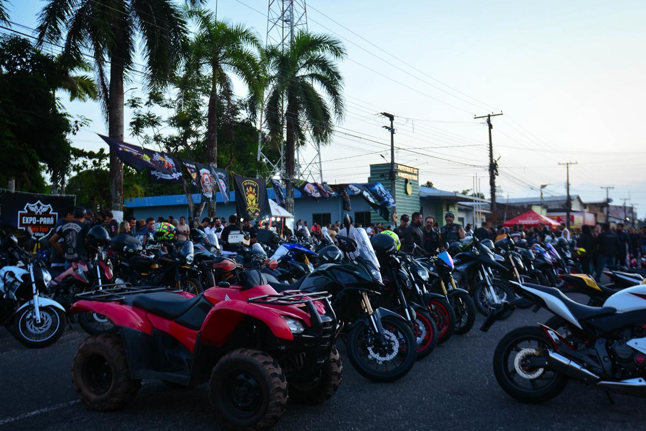 Bandeiras de motoclubes sobre as motos reunidas no evento